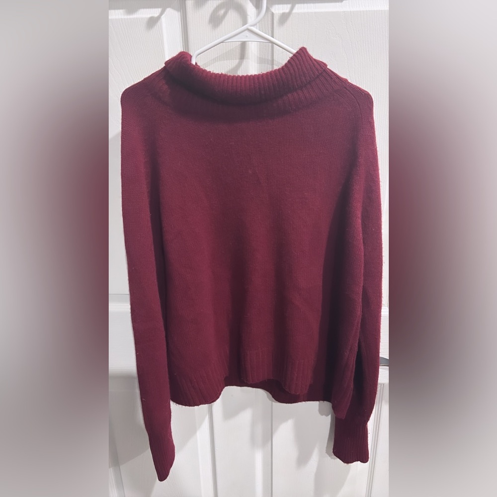 Nili Lotan. Large. Burgundy. 100% Cashmere.